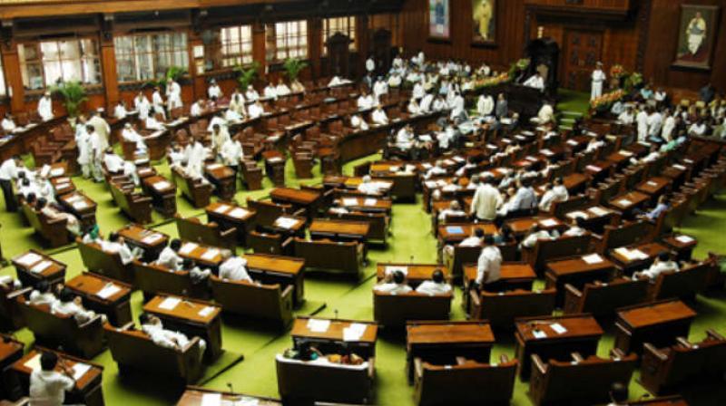 Monsoon session of Maharashtra Assembly started today, Congress raised slogans against the state government