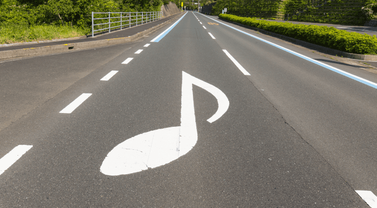 One such place in the world where the roads hum as soon as the car starts moving, you too should drive on this road.