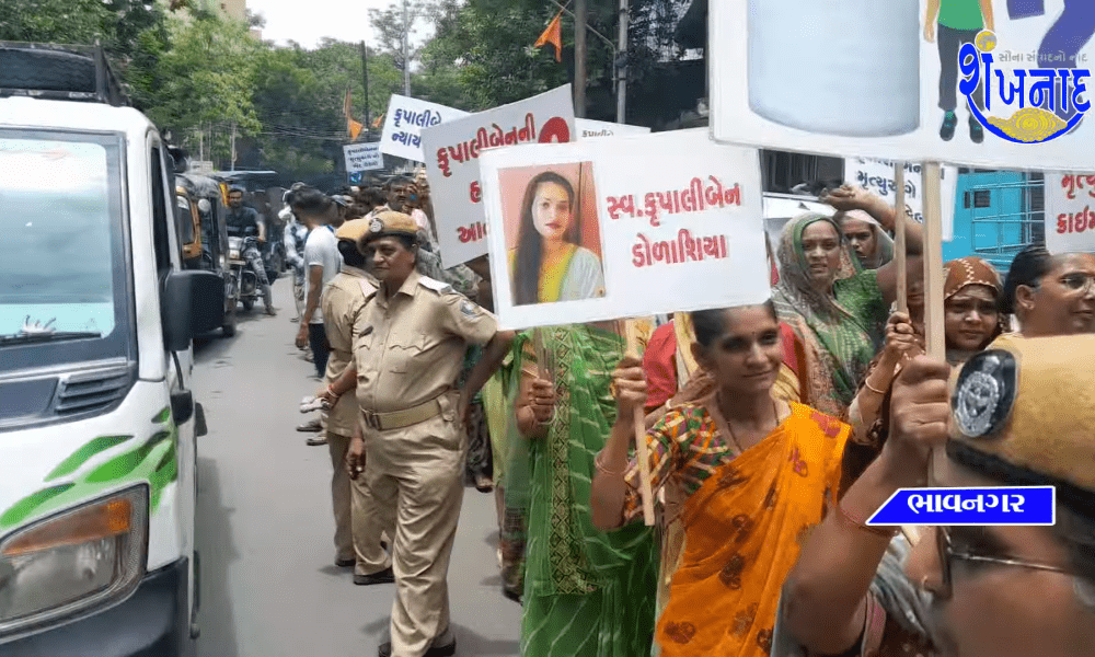 An indefinite dharna was held at the district collector's office to investigate the suspicious death of a girl in Valukkad.