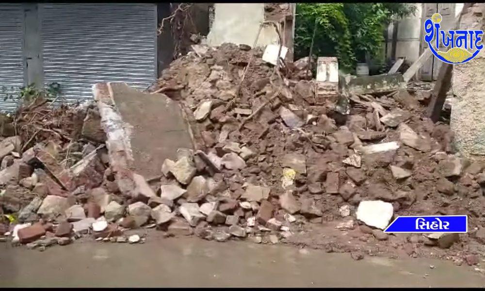 parts-of-dilapidated-houses-collapsed-in-sihore-due-to-heavy-rains