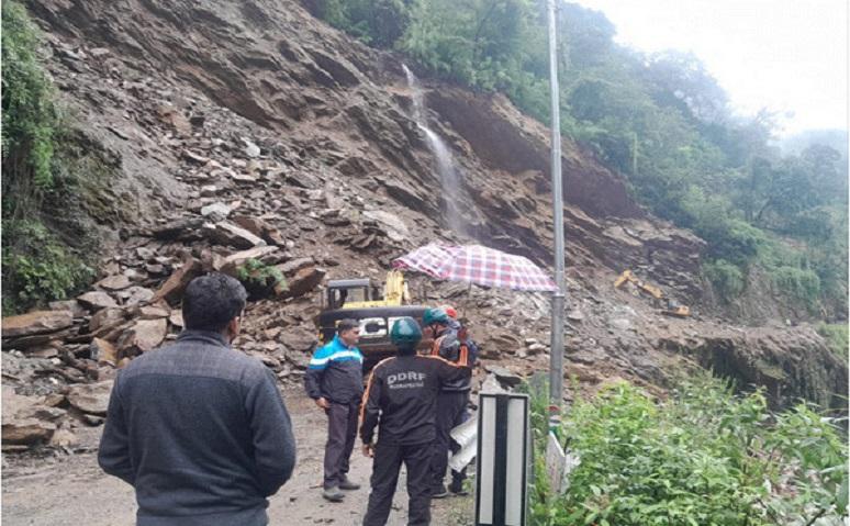 Four youths of Ahmedabad killed while going to Kedarnath Darshan: Car crushed by rocks falling due to landslide