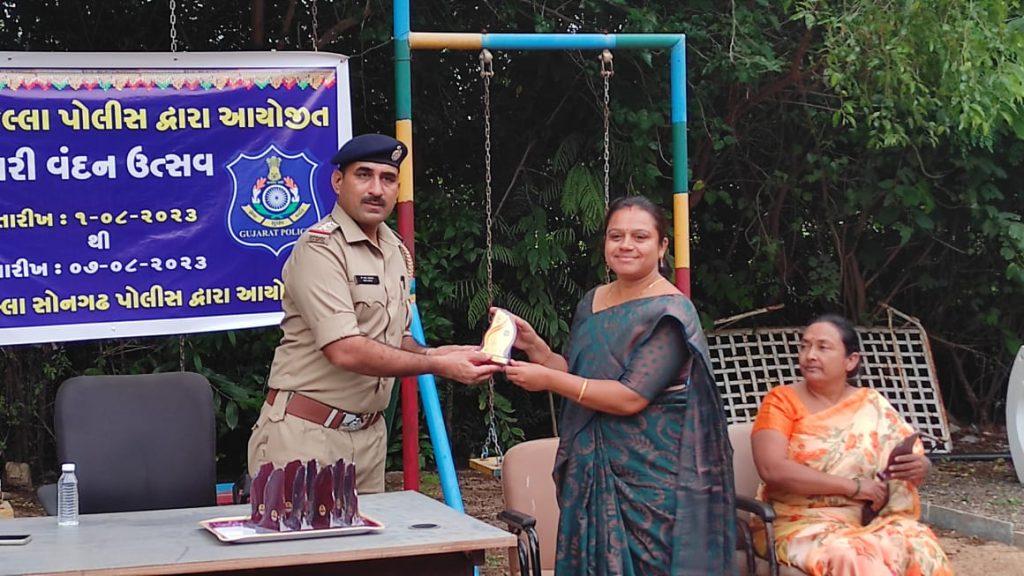 On the occasion of Nari Vandan Utsav, a legal seminar as well as an honor program was held at Songarh Police Station