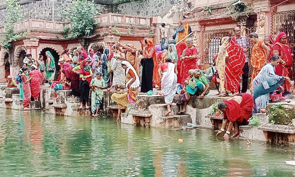 On the last day of the month of Purushottam in Sihore, women take a devout bath at Brahmakund