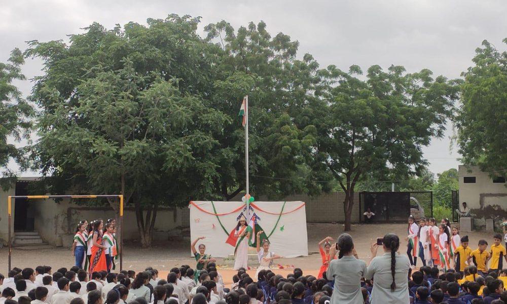 The 77th Independence Day was celebrated at Sihore Gnanmanjari Modern School by dressing in the colors of Rashtra Bhakit.