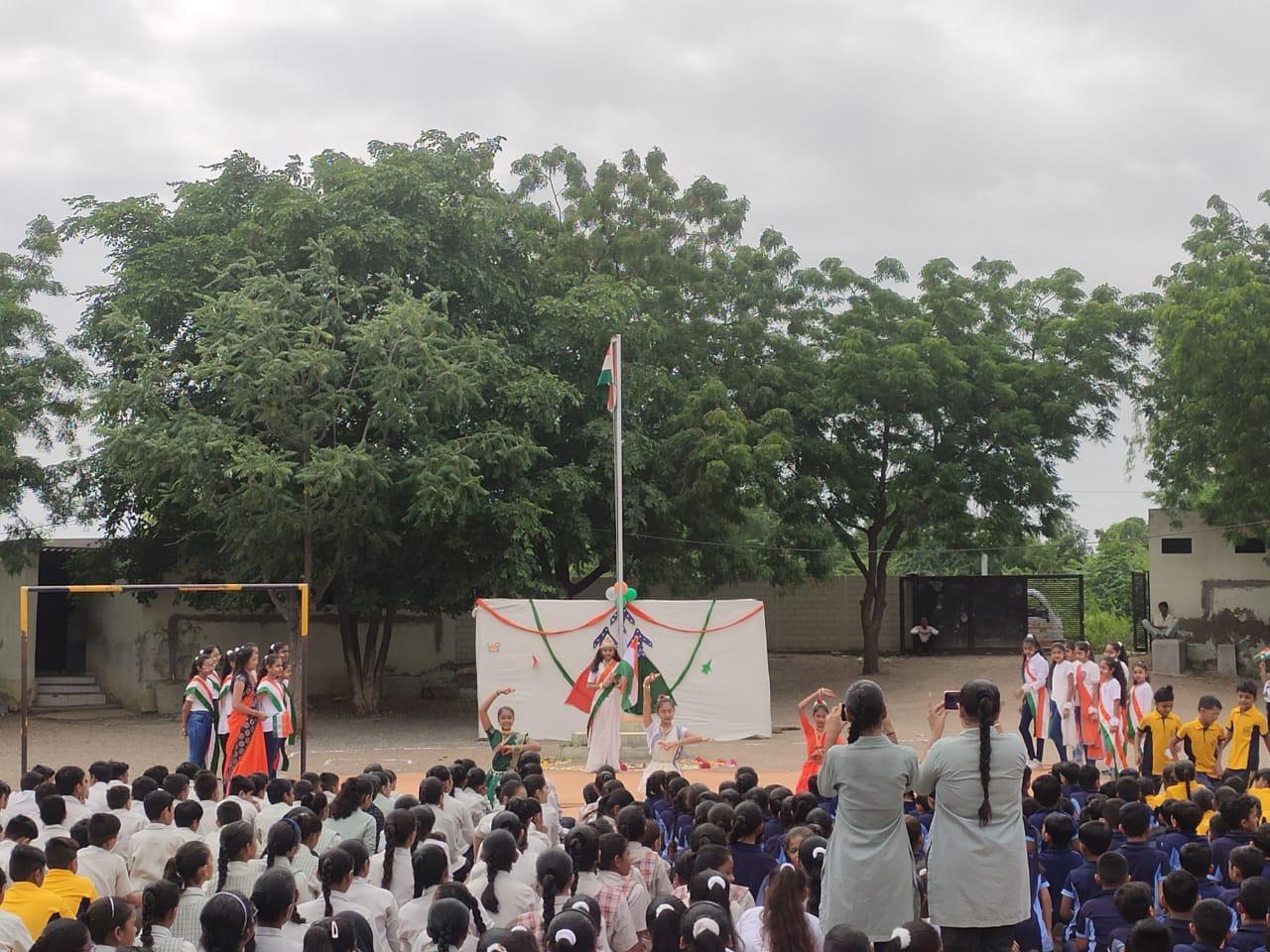 The 77th Independence Day was celebrated at Sihore Gnanmanjari Modern School by dressing in the colors of Rashtra Bhakit.