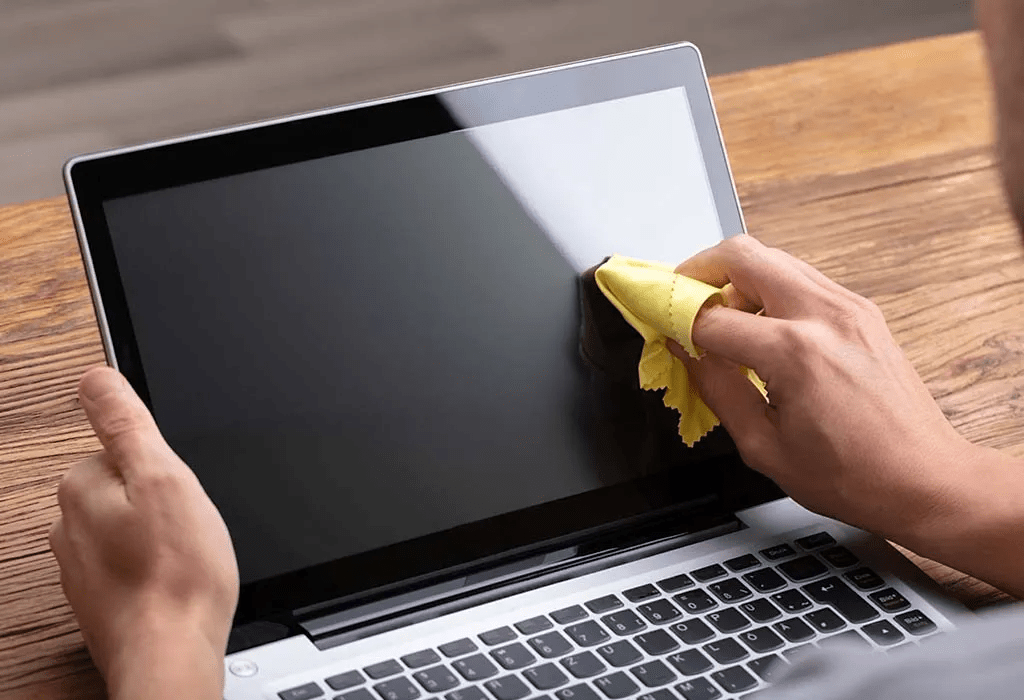 If you do this work to clean the screen of the laptop, you can lose thousands