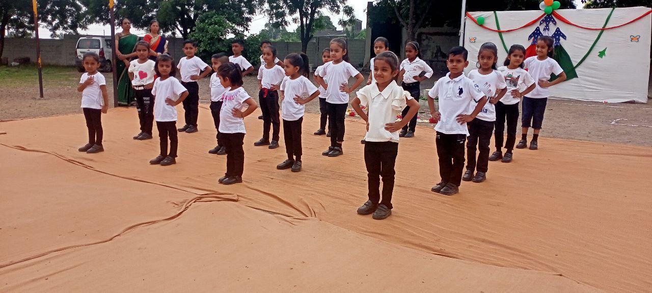 The 77th Independence Day was celebrated at Sihore Gnanmanjari Modern School by dressing in the colors of Rashtra Bhakit.