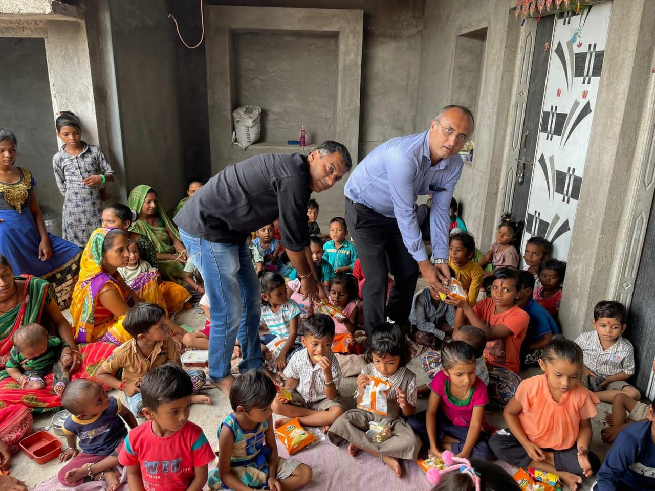 Sihore's political leader Hitesh Maluka's beloved daughter Mahi's birthday was celebrated with Anganwadi children.