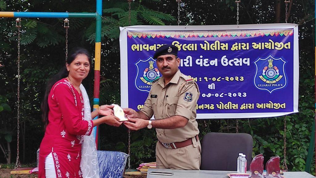 On the occasion of Nari Vandan Utsav, a legal seminar as well as an honor program was held at Songarh Police Station