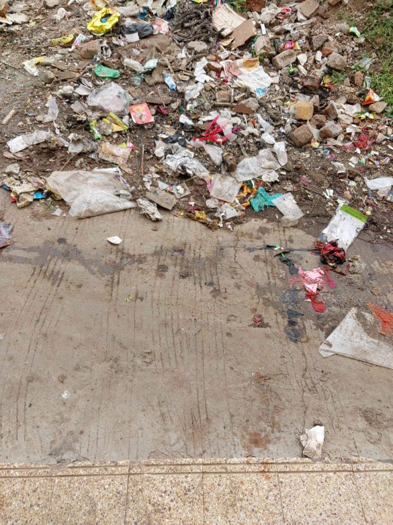 Sihore is a kingdom of filth due to lack of regular cleaning with garbage piled up all over the place.