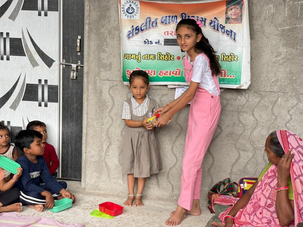 Sihore's political leader Hitesh Maluka's beloved daughter Mahi's birthday was celebrated with Anganwadi children.