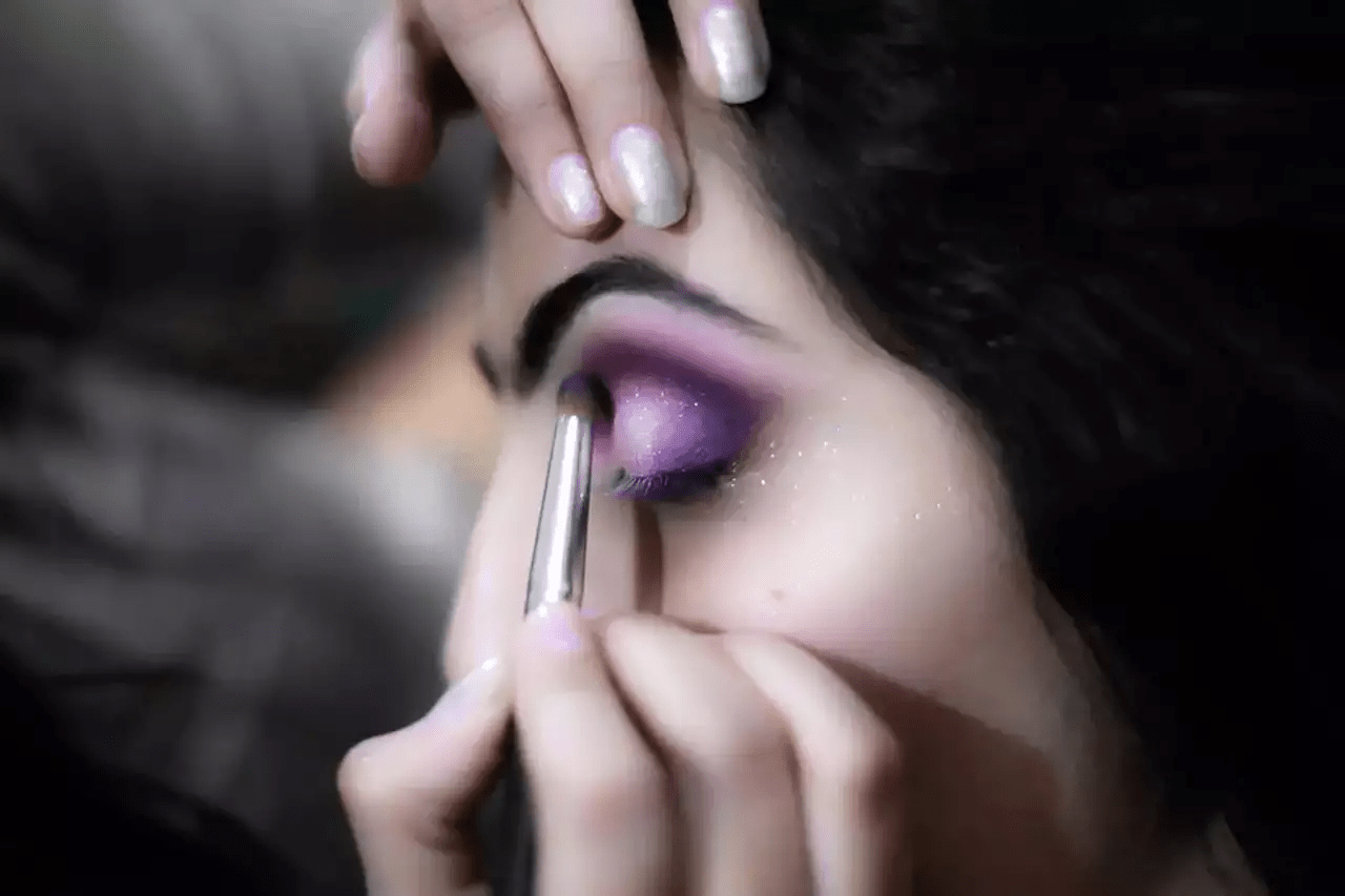 Keep these things in mind while doing eye make-up, even a little carelessness can be costly