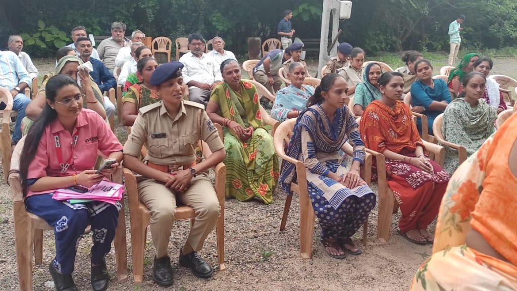 On the occasion of Nari Vandan Utsav, a legal seminar as well as an honor program was held at Songarh Police Station