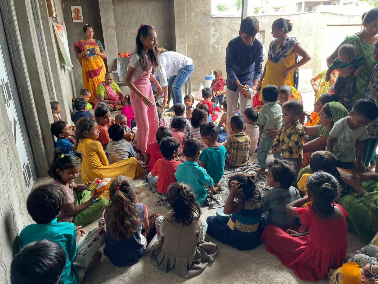 Sihore's political leader Hitesh Maluka's beloved daughter Mahi's birthday was celebrated with Anganwadi children.