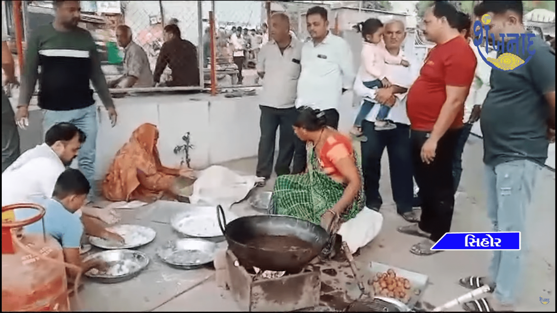 Madhunli near Sihore Tana Chowkdi distribution of Farali Kachori at concessional rate.