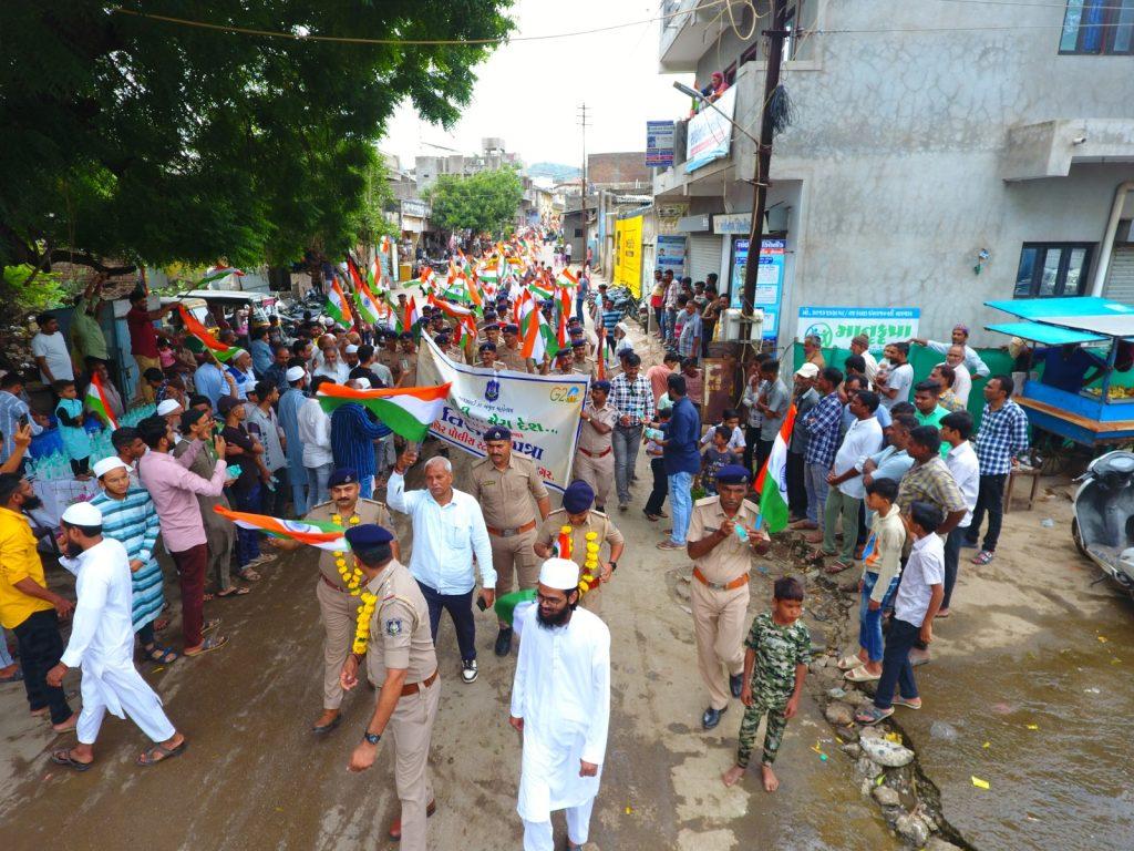 Tiranga havao se nahi, lakin viro ki sanso se laheratan hai