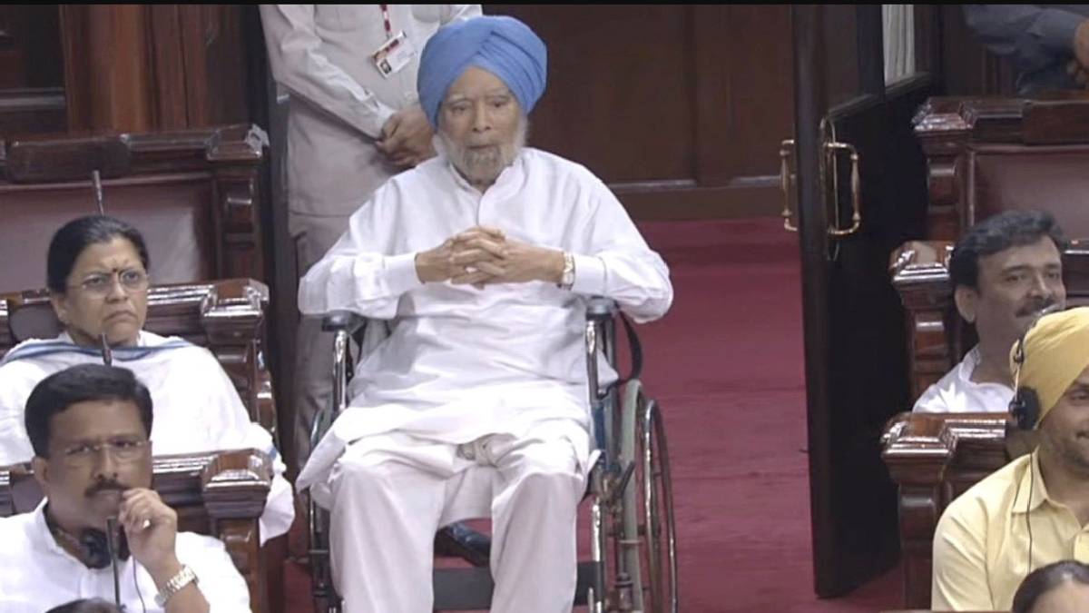 War of words between Congress-BJP over ex-PM Manmohan Singh reaching parliament in a wheelchair, what did AAP say?