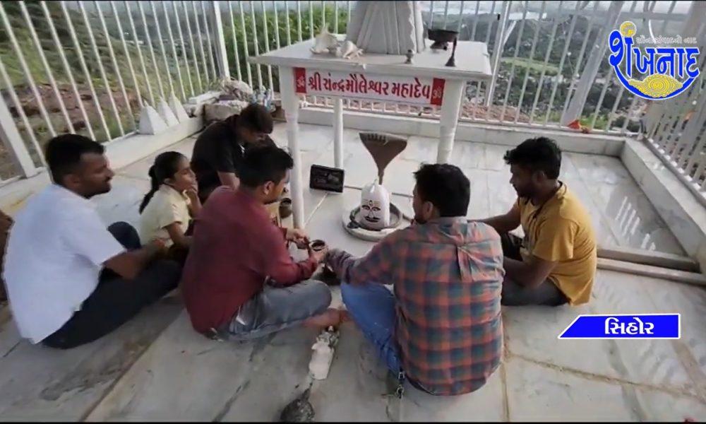 Pooja at Chandramoleshwar Mahadev for successful landing of Chandra Mission by Mitramela organization