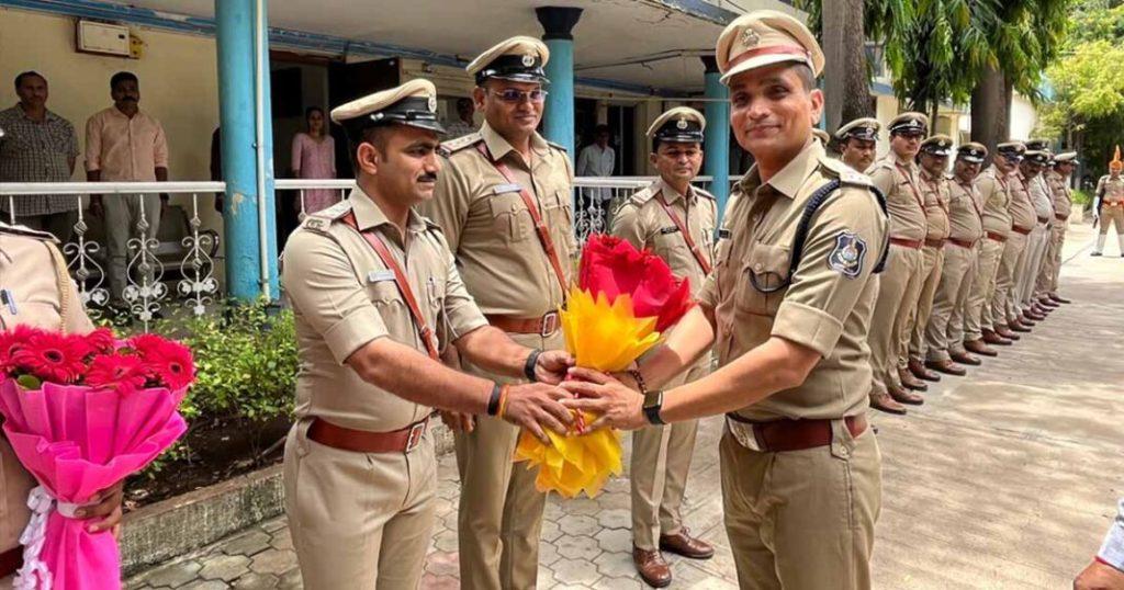IPS Dr. as 51st SP of Bhavnagar. Harshad Patel took charge, guard of honor was given