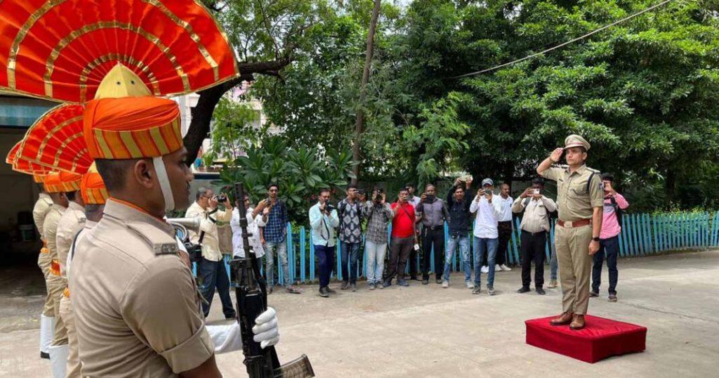 IPS Dr. as 51st SP of Bhavnagar. Harshad Patel took charge, guard of honor was given