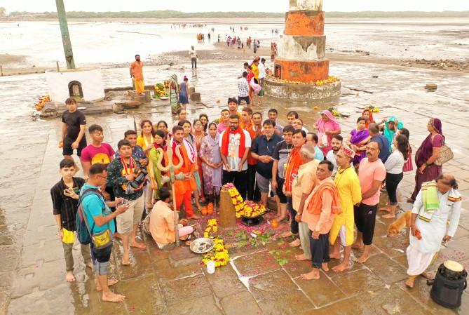 thousands-of-devotees-joined-the-kavad-yatra-amid-heavy-rains-in-bhavnagar