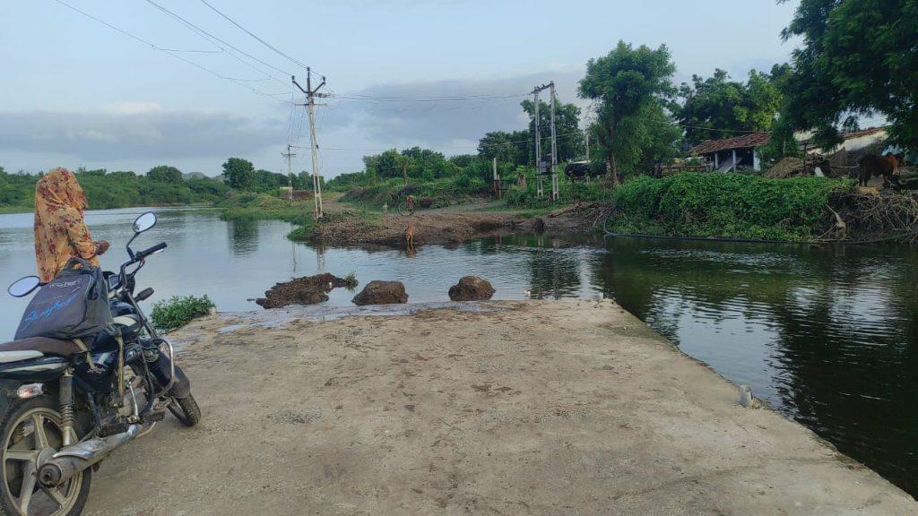 causeway-washed-away-at-usrad-village-in-sihore-people-forced-to-wade-through-water