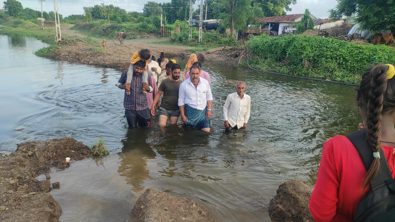 causeway-washed-away-at-usrad-village-in-sihore-people-forced-to-wade-through-water