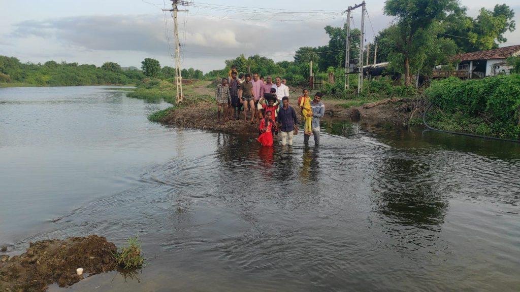 causeway-washed-away-at-usrad-village-in-sihore-people-forced-to-wade-through-water