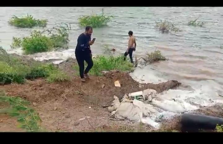 chemical-waste-dumped-in-nawagam-lake-near-sihore-bhavnagar-a-major-health-hazard