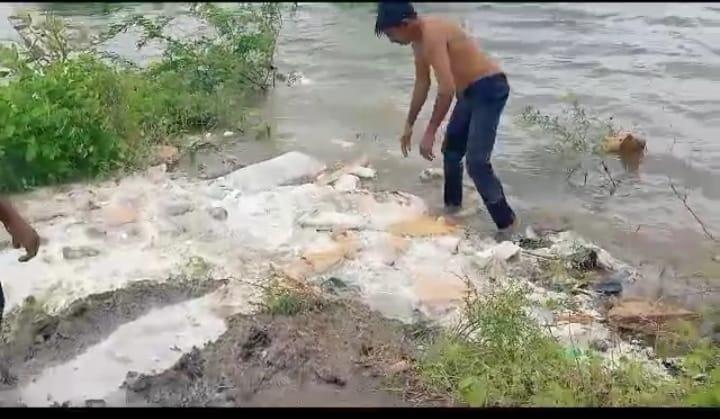 chemical-waste-dumped-in-nawagam-lake-near-sihore-bhavnagar-a-major-health-hazard