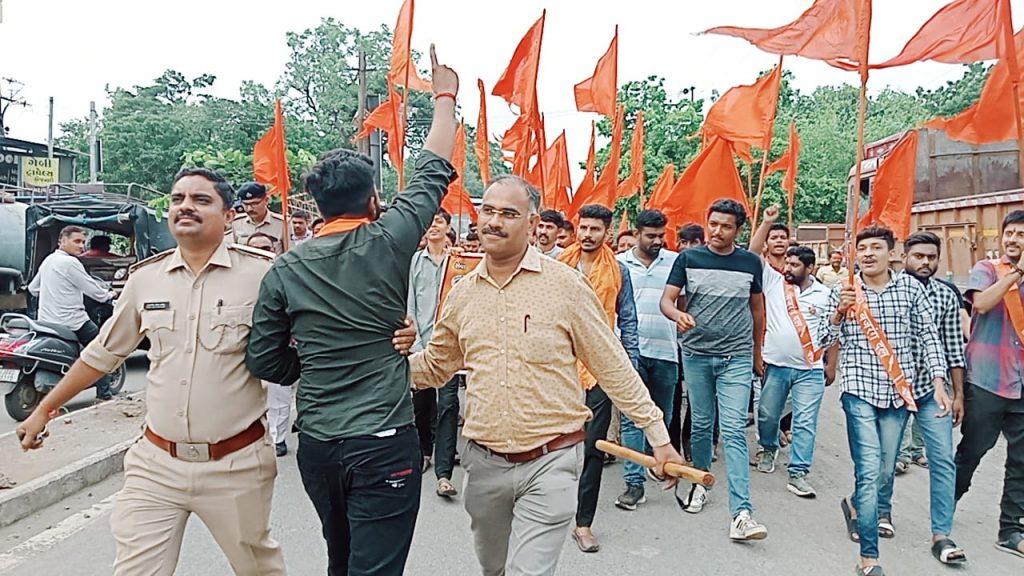 vishwa-hindu-parishad-and-bajrang-dal-protest-in-sihore-against-attack-on-yatra-in-haryanas-mewat