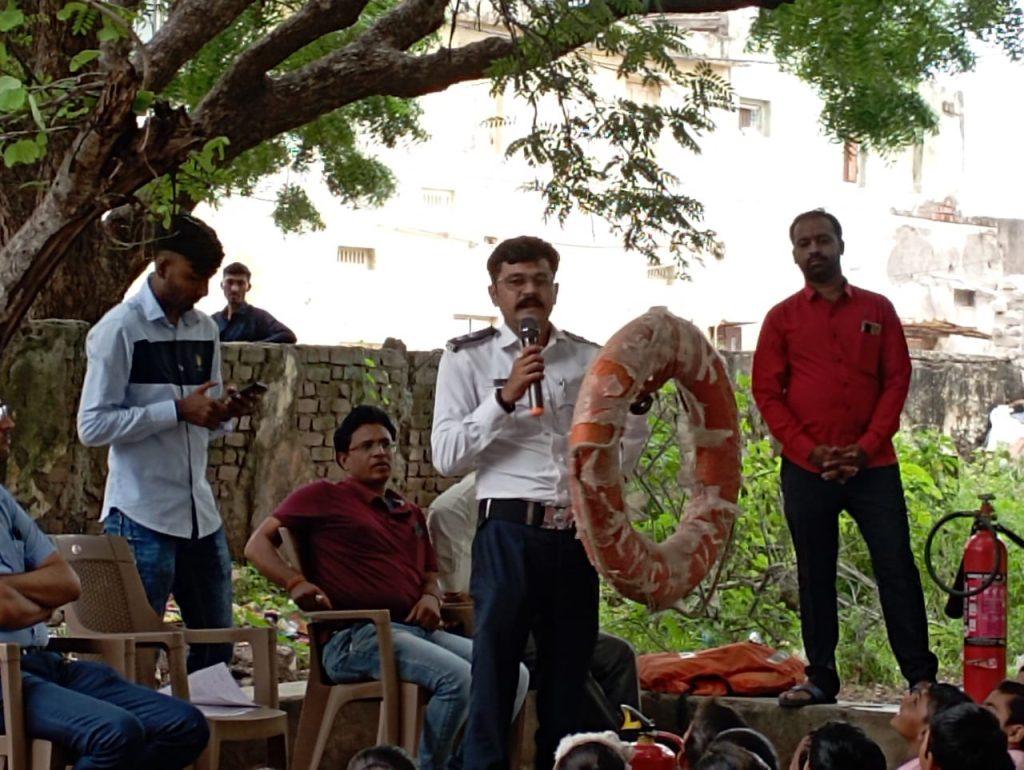 safety-training-was-given-to-teachers-and-students-by-sihore-municipal-fire-department
