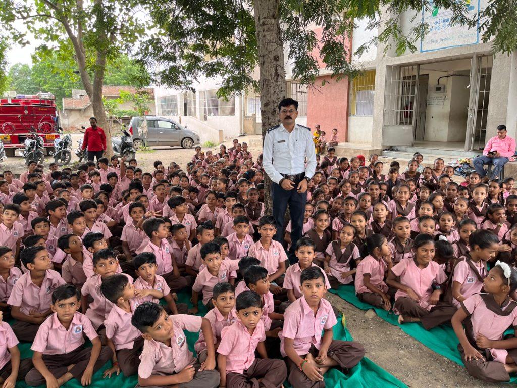 safety-training-was-given-to-teachers-and-students-by-sihore-municipal-fire-department