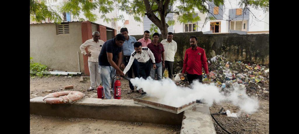 safety-training-was-given-to-teachers-and-students-by-sihore-municipal-fire-department