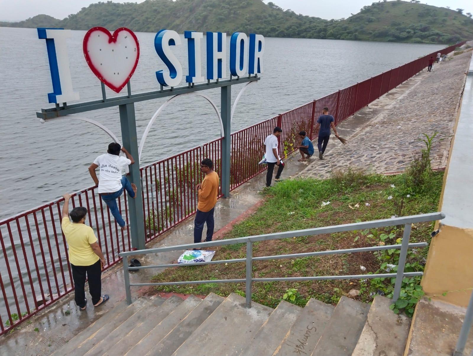 cleaning-campaign-by-pawan-foundation-at-gautameshwar-lake-sihore