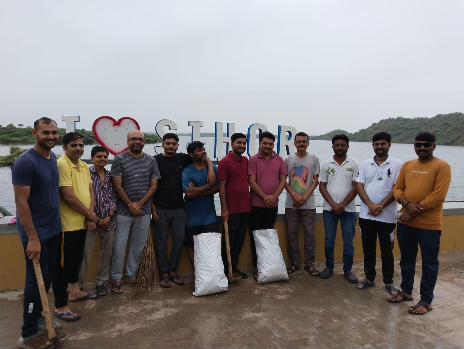 cleaning-campaign-by-pawan-foundation-at-gautameshwar-lake-sihore