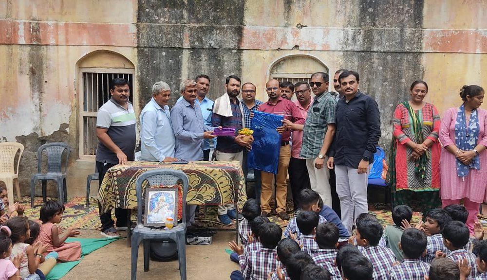 farewell-to-the-teacher-with-wet-eyes-the-replacement-of-the-school-teacher-of-dhondsar-village-in-sihore-bids-farewell-with-emotion