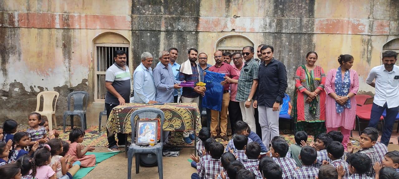 farewell-to-the-teacher-with-wet-eyes-the-replacement-of-the-school-teacher-of-dhondsar-village-in-sihore-bids-farewell-with-emotion