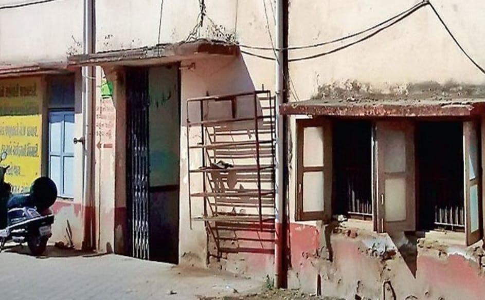 The condition of government hospital in Sihore has become like that of Andheri city and Gandu Raja