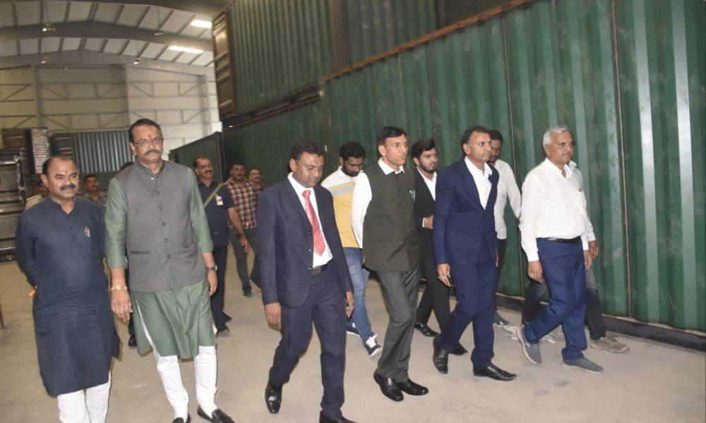 Union Health Minister Dr. Mansukh Mandaviya Awadkripa Pvt. At 1551 the container was given the green light