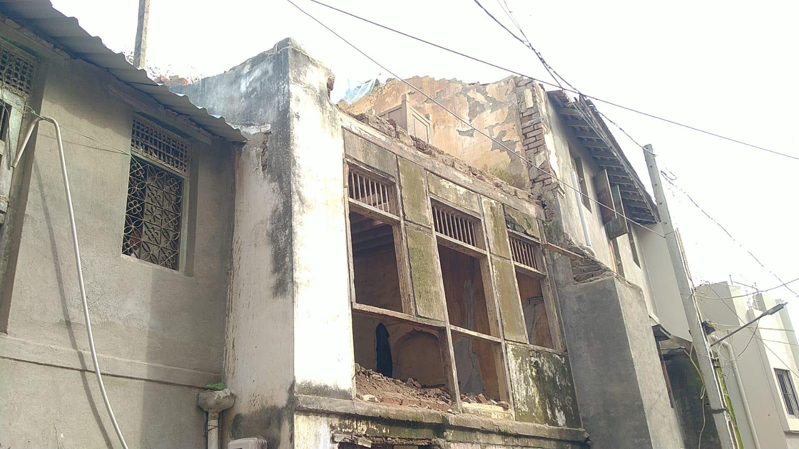 Dilapidated buildings in many areas of Sihore are waiting to be victimized..! The system is also indifferent
