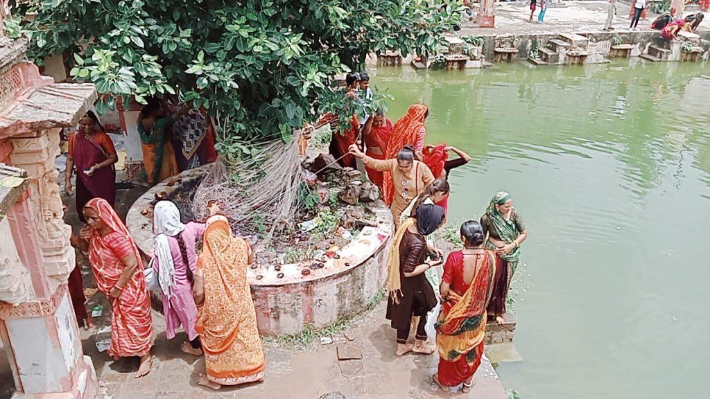 On the last day of the month of Purushottam in Sihore, women take a devout bath at Brahmakund