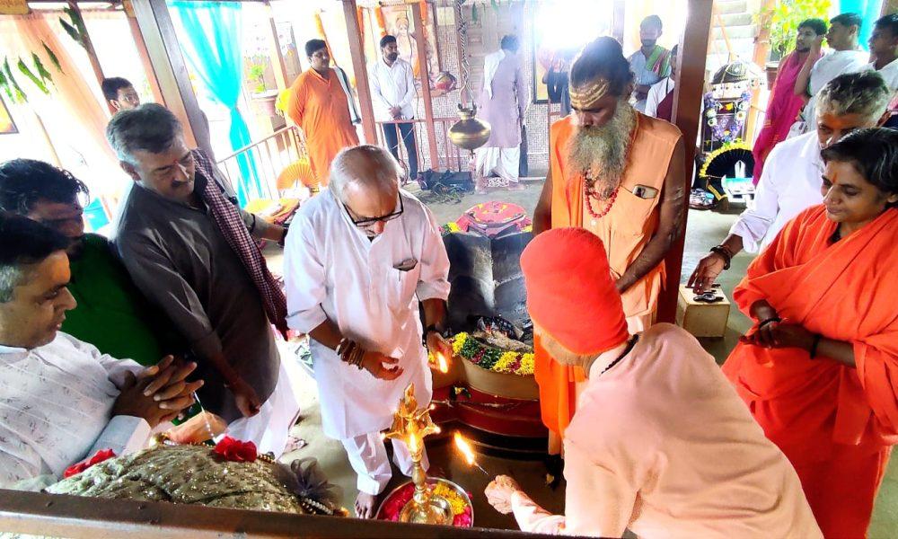 The yajna sharish deep lamp was lit in Sri Shivkunj Ashram Jalia of Umrala taluk