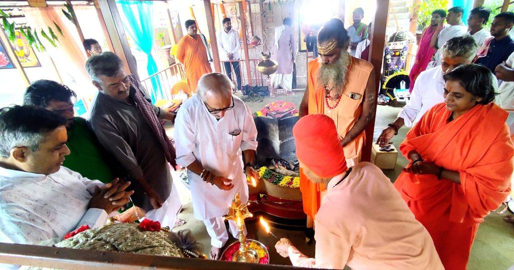 The yajna sharish deep lamp was lit in Sri Shivkunj Ashram Jalia of Umrala taluk