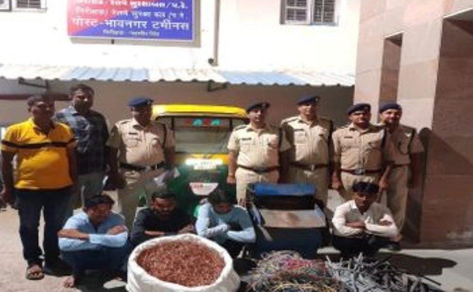 A gang of smugglers who were preparing to steal and sell cable wires from Sehore railway station was caught