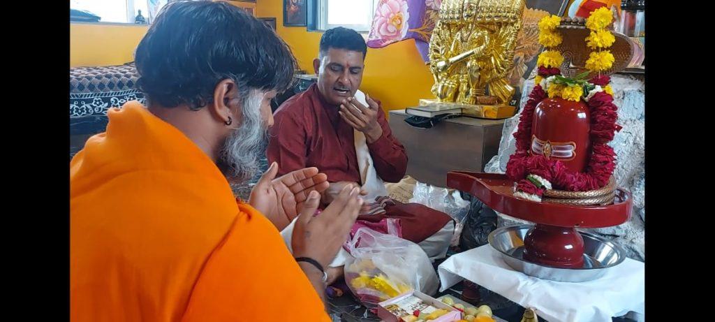 In Bhavnagar, a Shiva devotee named Ravibapu has made an idol of Shiva along with Ravana, the supreme devotee of Shiva.