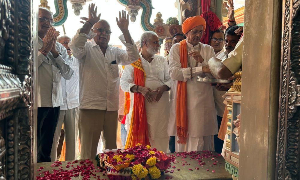 A grand Potiyatra took place amid devotional atmosphere, colorful flags were hoisted in the inspiring presence of Santo Mahant - Former MP Rajendrasinh Rana was also present.