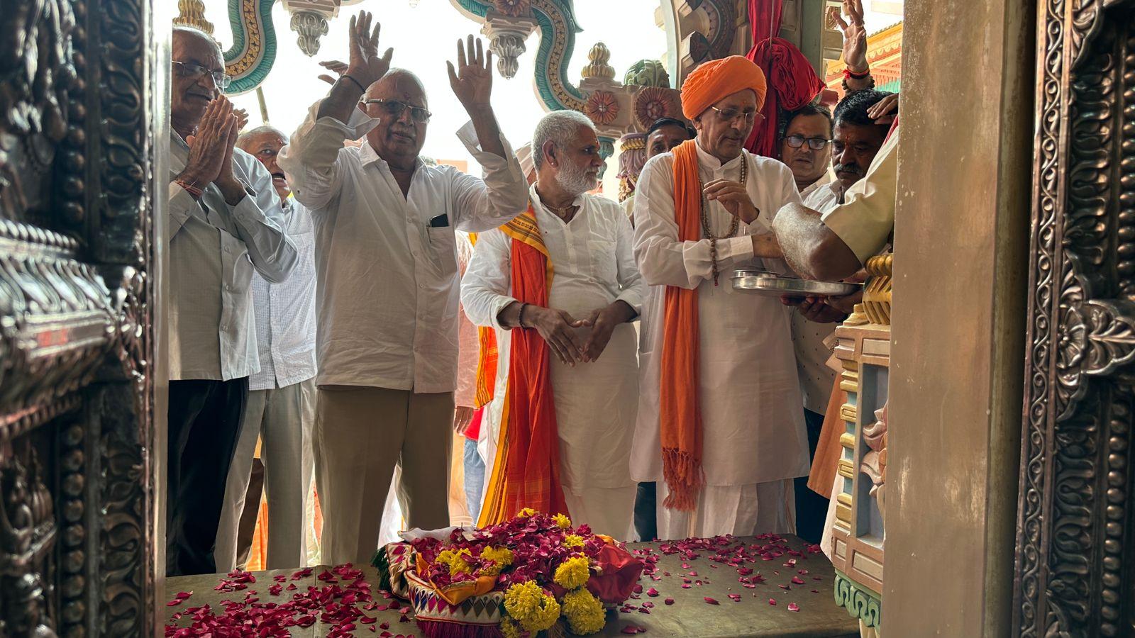 A grand Potiyatra took place amid devotional atmosphere, colorful flags were hoisted in the inspiring presence of Santo Mahant - Former MP Rajendrasinh Rana was also present.