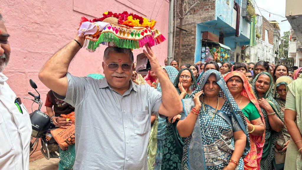 A grand Potiyatra took place amid devotional atmosphere, colorful flags were hoisted in the inspiring presence of Santo Mahant - Former MP Rajendrasinh Rana was also present.