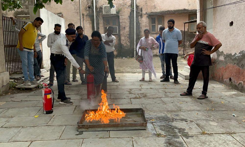 'Fire Basic Training' was organized at Sehore Hospital to prevent unexpected fire disaster.